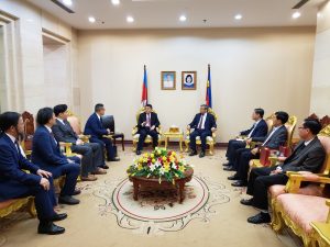 カンボジアの副首相ジム・チャイリーと国際メディカルセンター誘致に関して、プノンペン市内の旧ブルネイ大使館跡地に60階建ての国際メディカルセンターを開発することに合意いたしました。